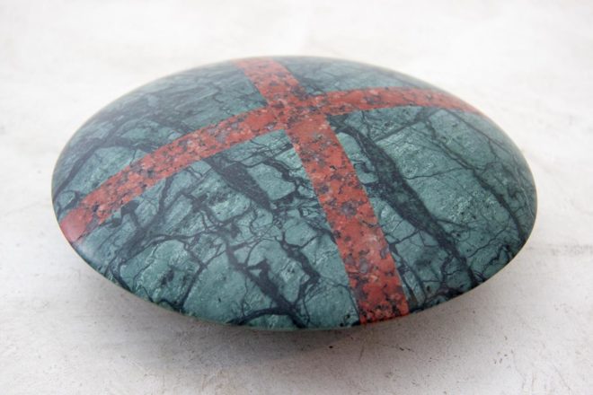 Lens Serpentine Red Granite Saltire